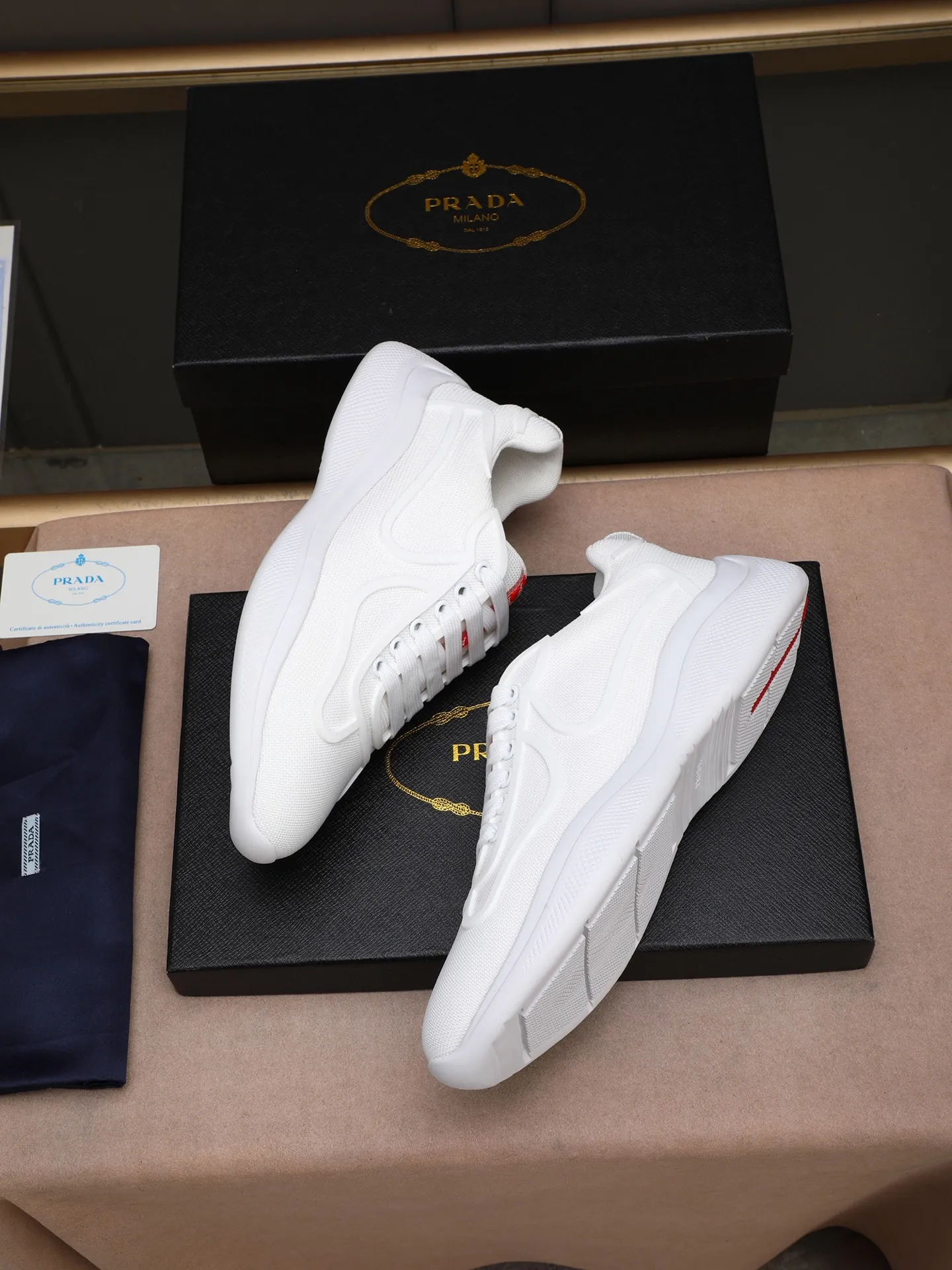 Men's shoes 💰400 PRADA/Prada men's lace-up casual sports shoes, the upper is made of imported rubber and breathable mesh. It is soft, comfortable and breathable. The tongue is decorated with the PRADA brand letter logo. The thick rubber sole echoes the red label tongue. The style is fashionable and elegant. The details are carefully crafted. A casual sports shoe with a super western style and excellent breathability!  Size: 38-44 (45 46 customized)
